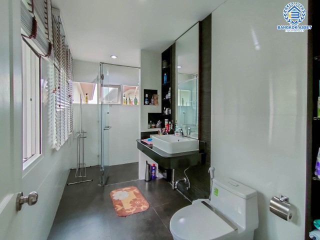 *****บ้านเดี่ยวมือสองย่านกรุงเทพฯ ม.เอ็นริช พาร์ค กาญจนาภิเษก หลังมุม เนื้อที่กว้างเกือบ 263 ตร.ว. ฟังก์ชัน 3 ห้องนอน 4 ห้องน้ำ ที่จอดรถ 4 คัน บ้านหลังใหญ่ ตกแต่งพร้อมอยู่ พื้นที่รอบบ้านกว้างขวาง โครงการอยู่ติดถนนกาญจนาภิเษก เดินทางสะดวกด้วยรถไฟฟฟ้าสายสีน้ำเงิน "สถานีหลักสอง" จองเลย!